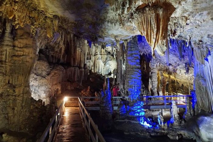 The Lung Khuy Cave is very spacious, making it ideal for tourists to explore