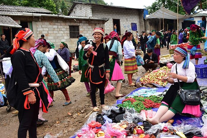 Lung Phin Market is always lively and crowded with a wide variety of goods