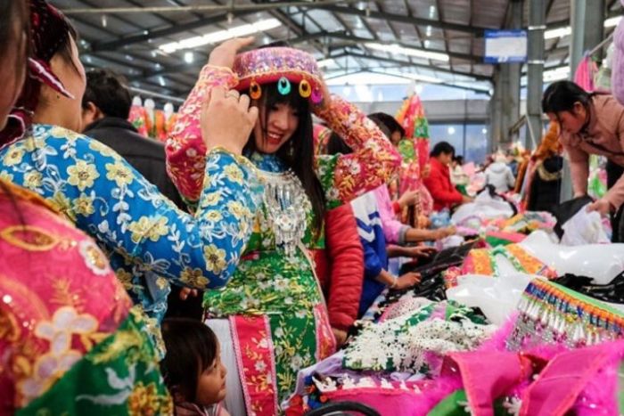 On the 2nd floor, you'll find stalls selling traditional ethnic costumes in Meo Vac, Ha Giang