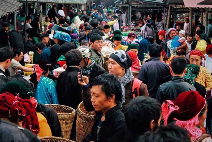 Pho Cao Market is always lively from the early hours of the morning