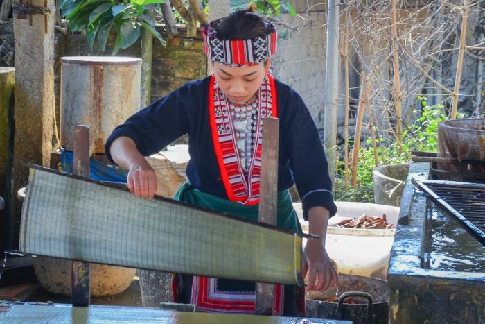 The pressing and shaping stage of paper at Thanh Son village