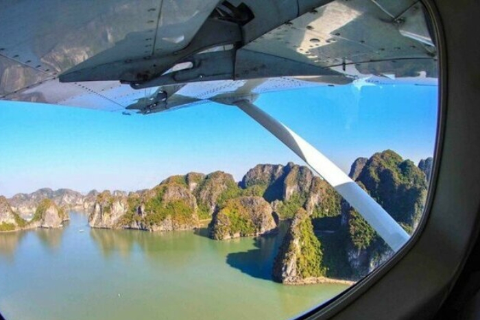 Panoramic seaplane tour in Halong Bay