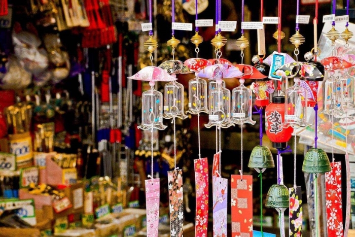 Souvenir stall on Nguyen Hoang Street