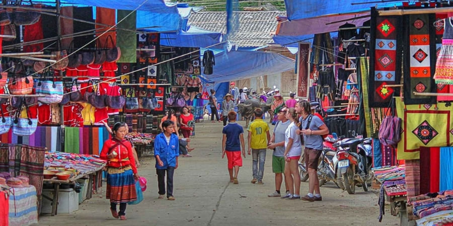 Weekly market in Lac village