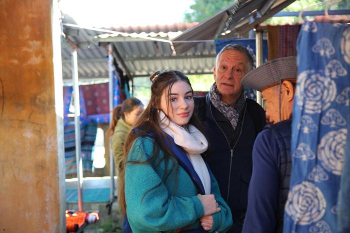 Foreign tourists at the Pa Co market