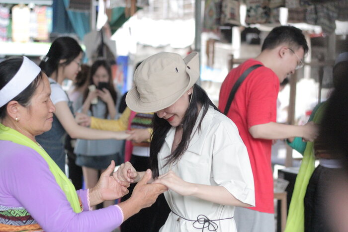 Join traditional dance or music performances in Poom Coong village