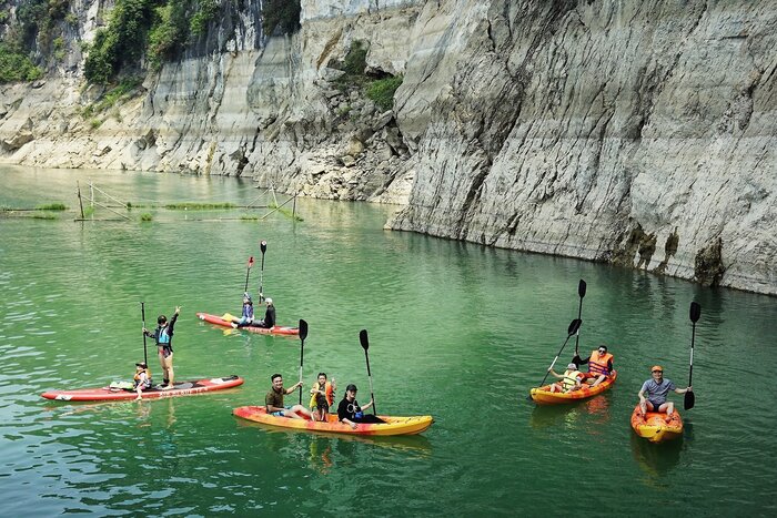 A boat excursion around Song Da Lake