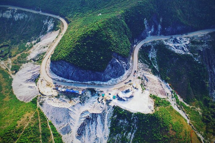 Trekking through Thung Khe pass