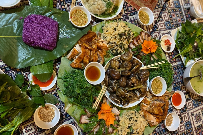 Enjoy local cuisine in Mai Hich 