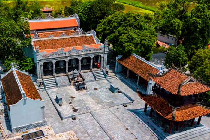 Thai Vi Temple's interior was built in the shape of the letter Công (工), and its exterior is shaped like the letter Quốc (国)