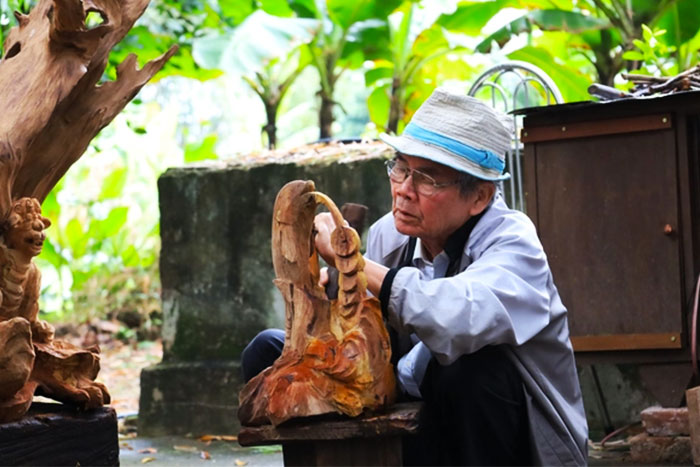 The artisans are carving wood to produce beautiful products in Phuc Loc Village