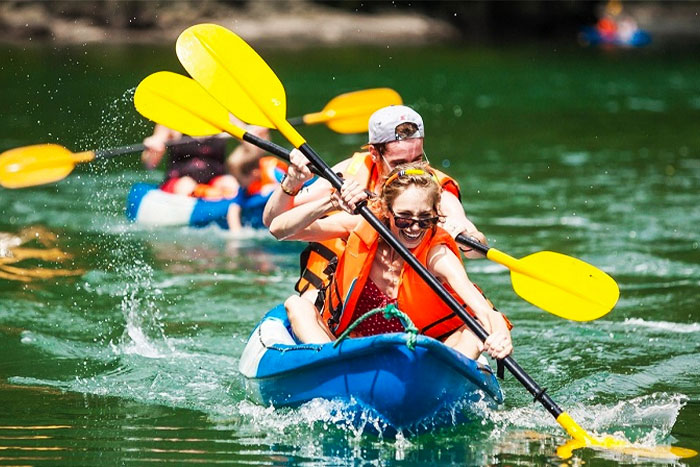 Kayaking in Trang An