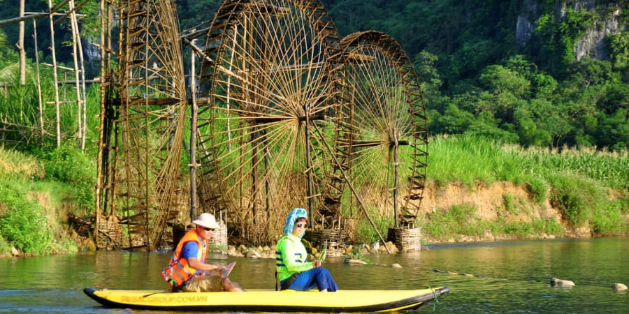 Rowing bamboo boat on the Cham stream