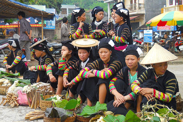 Visit Pho Doan market