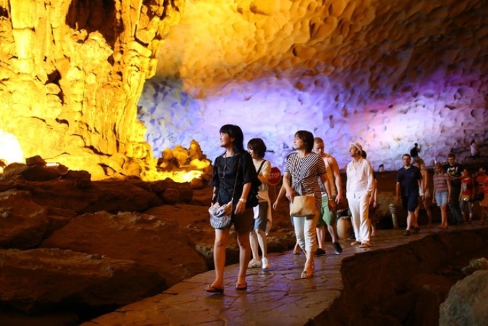 Discover the most beautiful caves in Halong Bay