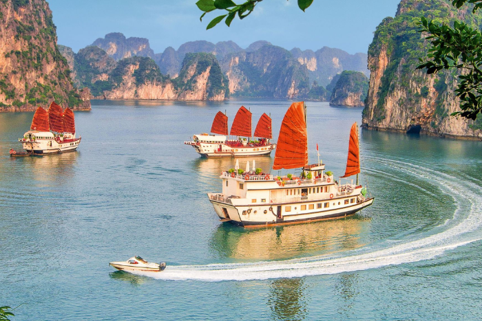 Take a leisure on Halong bay, how to spend 10 days in Vietnam? 