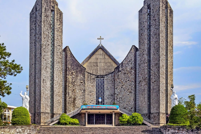 Ph Cam Cathedral in Hue 