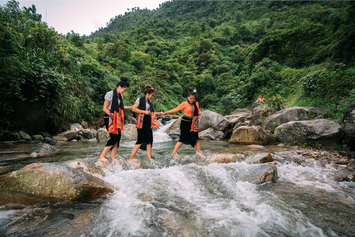 Relax in Tu Le hot mineral spring