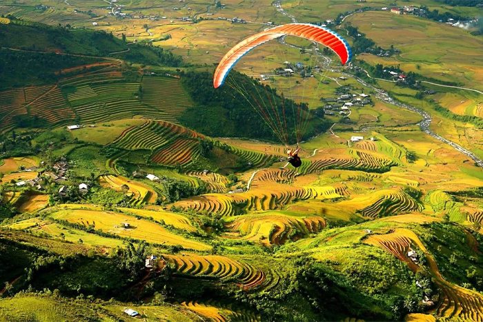 Paragliding service on Khau Pha pass