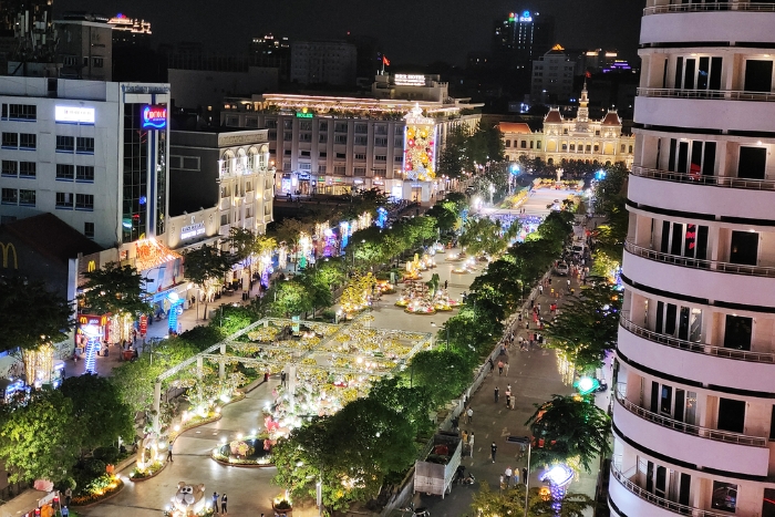 Nguyen Hue walking street, a lively entertainment spot at night