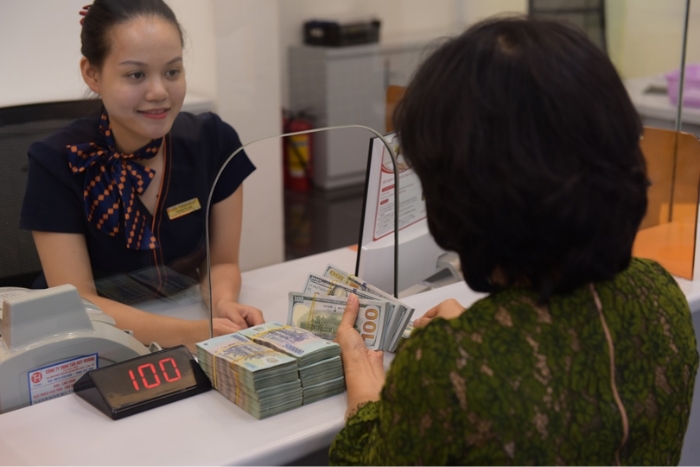 Kim Linh gold shop, famous vietnamese money exchange in Hanoi Old Quarter 