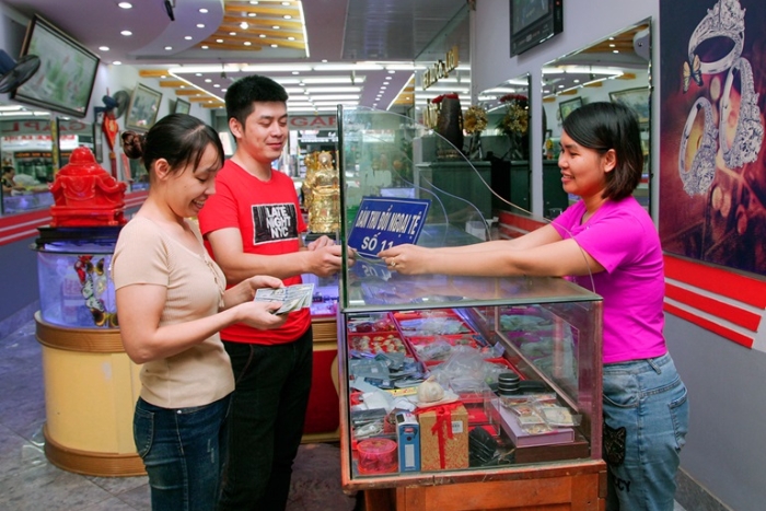 Thinh Loan silver shop, where is the best place to exchange money? 