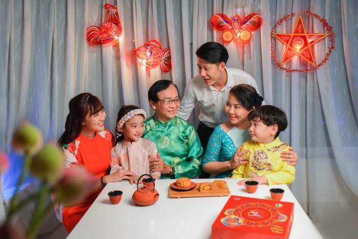 Enjoy mooncakes with family in Mid-autumn festival