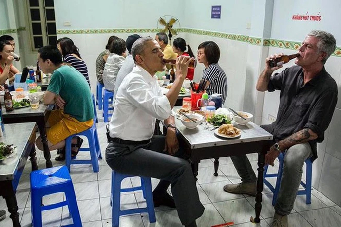 President Obama eats Bún Chả like a local in Hanoi