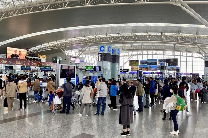 Tourists at Noi Bai airport