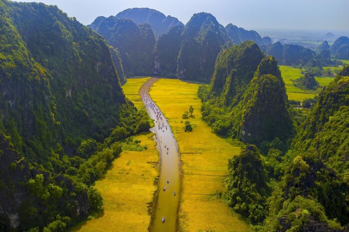 Enjoy the picturesque beauty in Tam Coc, Ninh Binh