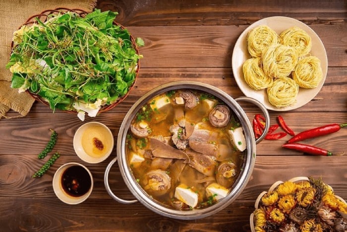 Enjoy beef hot pot, popular choice of tourists