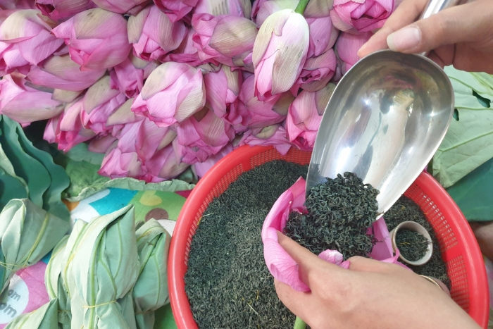 The process of mixing tea in lotus leaves