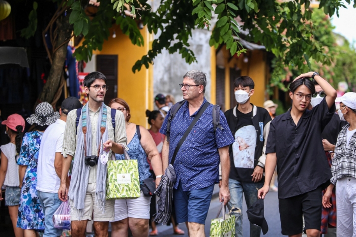 What to wear in Vietnam in spring? T-shirt, shorts, ..are the best choice 