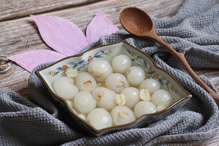 Lotus seed and longan sweet soup (Chè long nhãn hạt sen) 