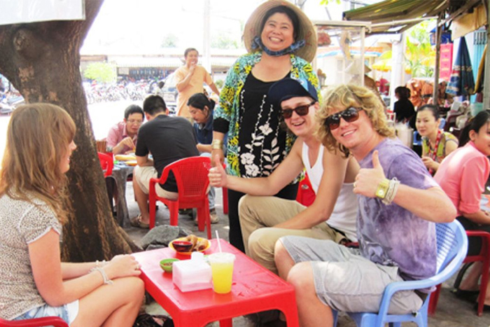 Foreigner enjoy Vietnamese desserts