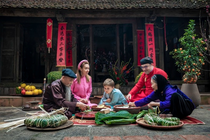 Gather together to make Banh Chung